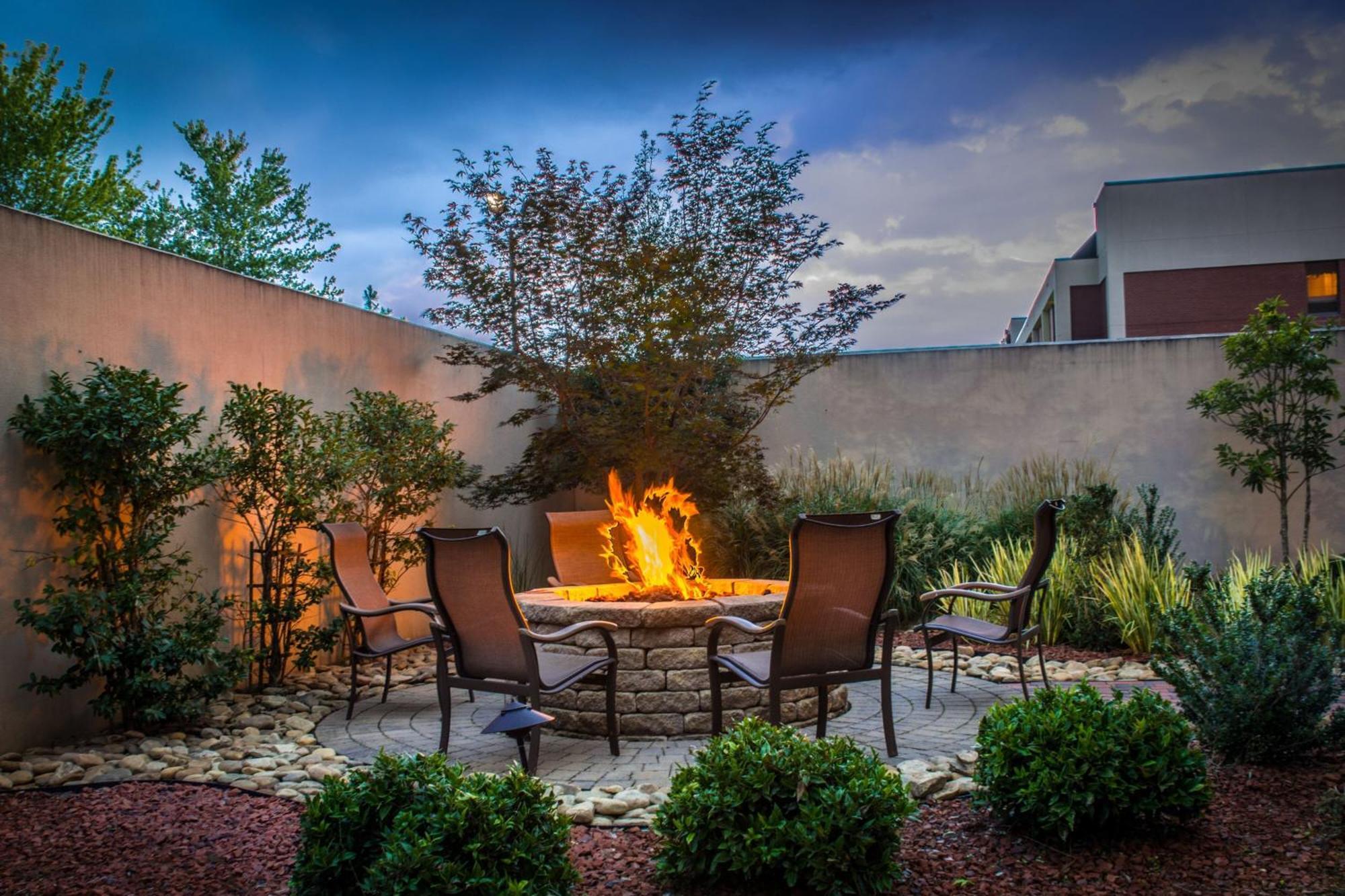 Courtyard Greensboro Airport Exteriör bild